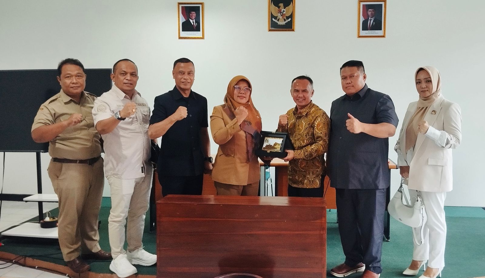 Komisi II DPRD Kota Sukabumi saat menukar cenderamata dengan Dinas Koperasi dan UMKM Kabupaten Sleman. Foto: Istimewa.