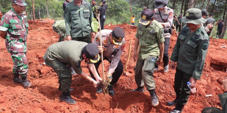 Petugas Gabungan Tutup Tambang Emas Ilegal di Lahan Perhutani di Ciemas Sukabumi