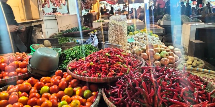 Daging Ayam dan Cabai di Pasar Kota Sukabumi Mulai Turun Harga