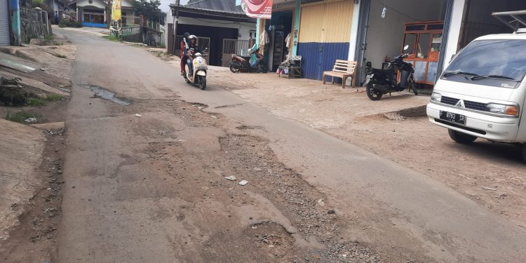 Jalan Pasir Pogor tak Kunjung Diperbaiki, Warga Gunungpuyuh Keluhkan Kinerja Dinas PUTR Kota Sukabumi