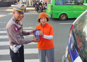Polisi Sebar Spanduk dan Brosur Imbauan, Kepada Sopir Angkot dan Masyarakat