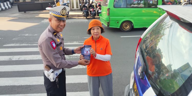 Polisi Sebar Spanduk dan Brosur Imbauan, Kepada Sopir Angkot dan Masyarakat