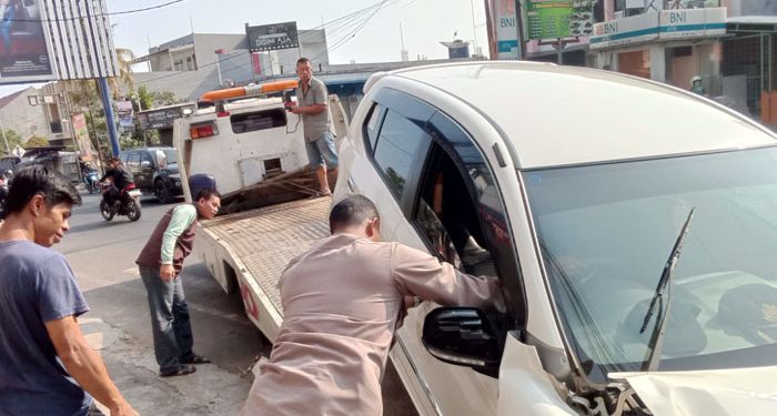 Kecelakaan Maut Terjadi di Jalan Otista Sukabumi, Minibus Tabrak Tembok Hingga Sopir Tewas