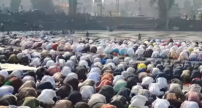 Minta Diturunkan Hujan, Ribuan Umat Muslim Salat Istisqo di Lapang Merdeka Kota Sukabumi