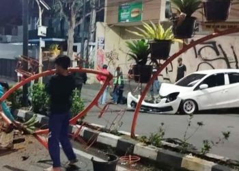 Ngebut di Jalanan, Honda Brio Tabrak Pembatas Jalan di Cikole Hingga Sopirnya Alami Luka