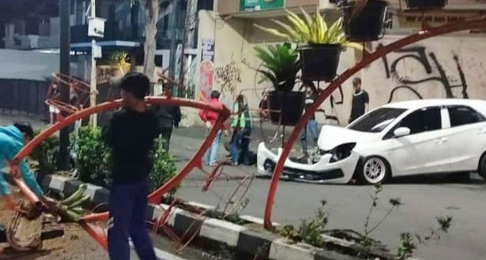 Ngebut di Jalanan, Honda Brio Tabrak Pembatas Jalan di Cikole Hingga Sopirnya Alami Luka