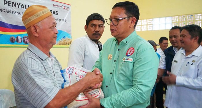 PJ Wali Kota Sukabumi Salurkan Beras CPPD Kepada 40 Warga Sindangpalay