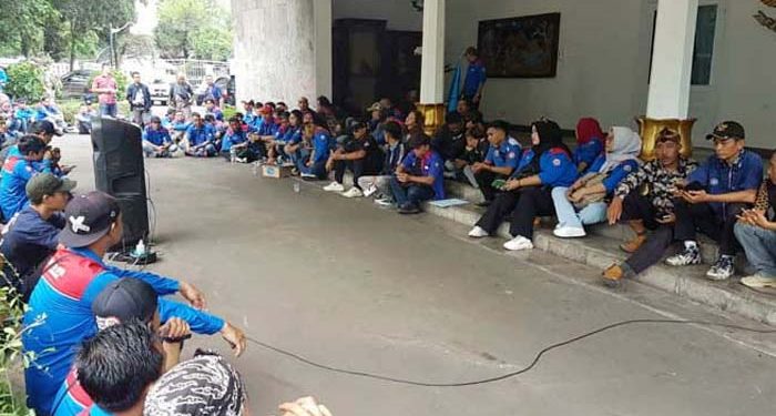 Kenaikan UMK di Sukabumi Hanya Rp30 Ribu, Ratusan Buruh Kepung Gedung Pendopo