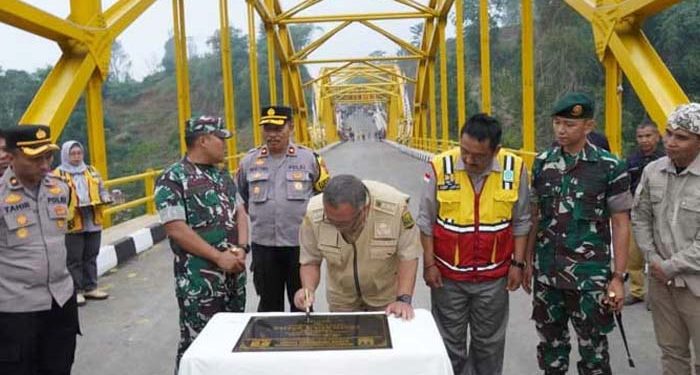 Bupati Sukabumi Resmikan Jembatan eMHa di Kecamatan Kadudampit