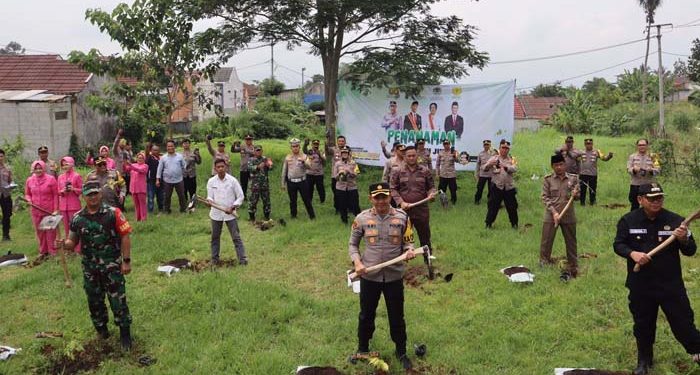 Polres Sukabumi Kota dan Forkopimda Tanam 500 Bibit Pohon di Sukaraja