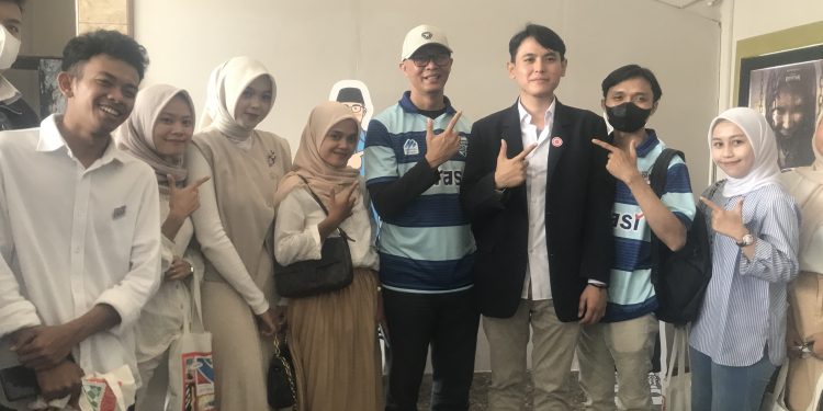 Anggota DPRD Kota Sukabumi Fraksi Partai Gerindra, Galuh Naufal Munawar, dan bacalon Wakil Wali Kota, Dida Sembada, bersama sejumlah anggota Tidar atau sayap Partai Gerindra.