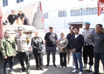 Sejumlah petugas gabungan melakukan pengawasan pengiriman logistik berupa bilik suara sebanyak 2.204 untuk Pilkada 2024 ke gudang KPU Kota Sukabumi, pada Sabtu 14 September 2024.