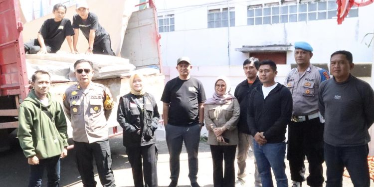 Sejumlah petugas gabungan melakukan pengawasan pengiriman logistik berupa bilik suara sebanyak 2.204 untuk Pilkada 2024 ke gudang KPU Kota Sukabumi, pada Sabtu 14 September 2024.
