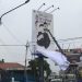 Petugas gabungan saat melakukan penertiban APK di ruas Jalan Perintis Kemerdekaan Kota Sukabumi, pada Selasa (24/9/2024.