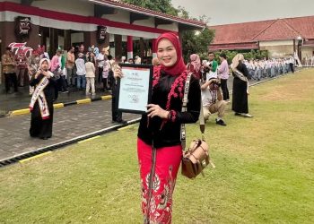 Kabid Yankes Dinkes Kota Sukabumi, dr Lulis Delawati, menerima penghargaan dari PMI Pusat.