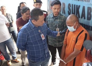 Kasat Reskrim Polres Sukabumi Kota, AKP Bagus Panuntun, saat memintai keterangan pelaku cabul terhadap anak di bawah umur saat konferensi pers di Mapolres Sukabumi Kota. Foto: Humas Polres Sukabumi Kota.