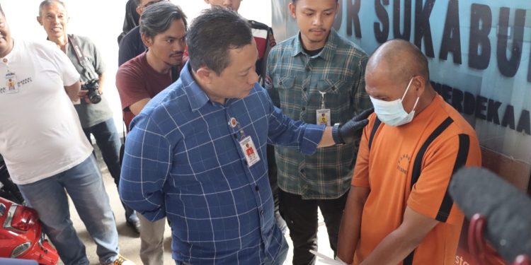 Kasat Reskrim Polres Sukabumi Kota, AKP Bagus Panuntun, saat memintai keterangan pelaku cabul terhadap anak di bawah umur saat konferensi pers di Mapolres Sukabumi Kota. Foto: Humas Polres Sukabumi Kota.
