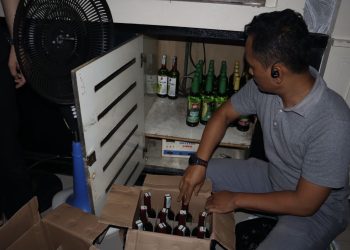 Puluhan botol miras berbagai jenis ditemukan polisi saat melakukan razia di salah satu THM di Kecamatan Cikole, Kota Sukabumi, pada Kamis, (12/9/2024) malam. Foto: Humas Polres Sukabumi Kota.