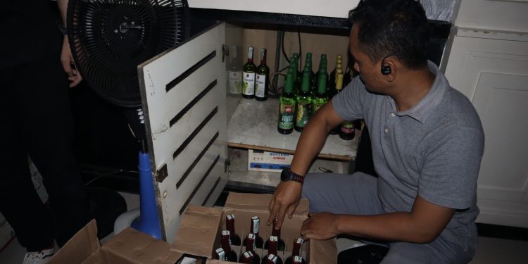 Puluhan botol miras berbagai jenis ditemukan polisi saat melakukan razia di salah satu THM di Kecamatan Cikole, Kota Sukabumi, pada Kamis, (12/9/2024) malam. Foto: Humas Polres Sukabumi Kota.