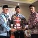 Ketua KPU Kota Sukabumi, Imam Sutrisno, saat menyerahkan berkas nomor urut 1 kepada paslon Walikota dan Wakil Walikota Sukabumi, Achmad Fahmi-Dida Sembada, pada Senin (23/9/2024).