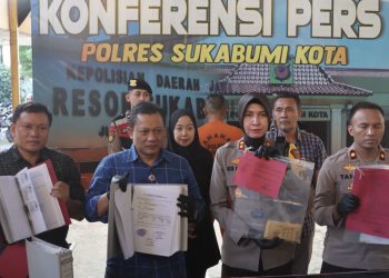 Kapolres Sukabumi Kota, AKBP Rita Suwadi, menunjukan barang bukti kasus korupsi Dana Desa dalam konferensi pers di Mapolres Sukabumi Kota. Foto: Humas Polres Sukabumi Kota.