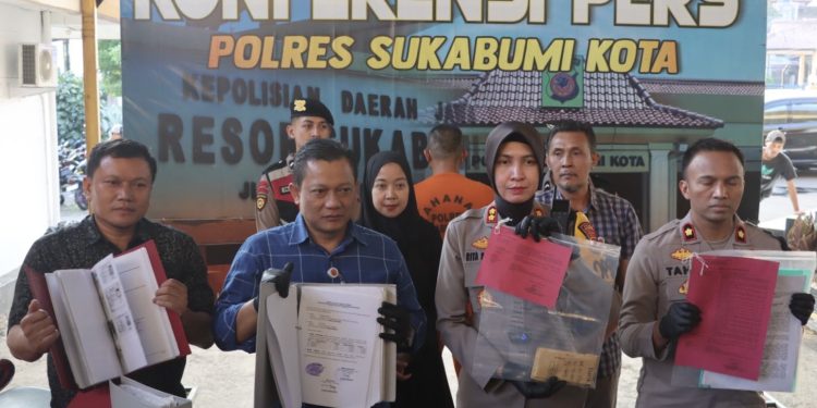 Kapolres Sukabumi Kota, AKBP Rita Suwadi, menunjukan barang bukti kasus korupsi Dana Desa dalam konferensi pers di Mapolres Sukabumi Kota. Foto: Humas Polres Sukabumi Kota.