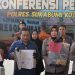 Kapolres Sukabumi Kota, AKBP Rita Suwadi, menunjukan barang bukti kasus korupsi Dana Desa dalam konferensi pers di Mapolres Sukabumi Kota. Foto: Humas Polres Sukabumi Kota.