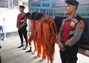 Tiga pelaku kasus pencurian dengan kekerasan dua unit sepeda motor saat di hadirkan dalam konferensi pers di Mapolres Sukabumi Kota. Foto: Humas Polres Sukabumi Kota.