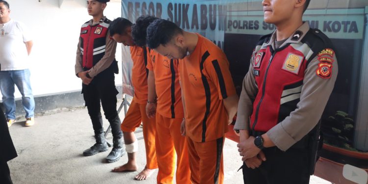 Tiga pelaku kasus pencurian dengan kekerasan dua unit sepeda motor saat di hadirkan dalam konferensi pers di Mapolres Sukabumi Kota. Foto: Humas Polres Sukabumi Kota.