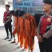 Tiga pelaku kasus pencurian dengan kekerasan dua unit sepeda motor saat di hadirkan dalam konferensi pers di Mapolres Sukabumi Kota. Foto: Humas Polres Sukabumi Kota.