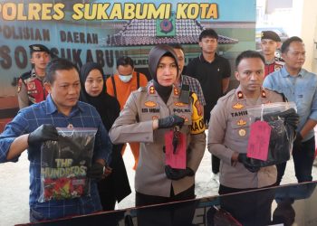 Kapolres Sukabumi Kota, AKBP Rita Suwadi, menunjukan barang bukti kasus penembakan terhadap pemilik warung kopi, saat konferensi pers di Mapolres Sukabumi Kota, pada Jumat (20/9/2024). Foto: Humas Polres Sukabumi Kota.