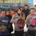 Kapolres Sukabumi Kota, AKBP Rita Suwadi, menunjukan barang bukti kasus penembakan terhadap pemilik warung kopi, saat konferensi pers di Mapolres Sukabumi Kota, pada Jumat (20/9/2024). Foto: Humas Polres Sukabumi Kota.