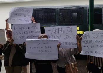 Suasana sidang terdakwa penipuan investasi bosong berkedok gadai kontrak rumah di PN Kota Sukabumi.