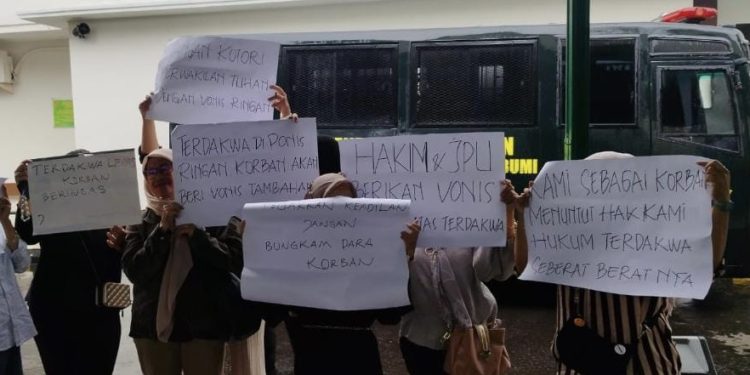 Suasana sidang terdakwa penipuan investasi bosong berkedok gadai kontrak rumah di PN Kota Sukabumi.