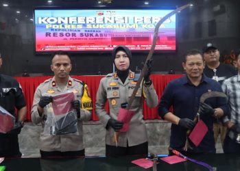 Kapolres Sukabumi Kota, AKBP Rita Suwadi, memperlihatkan barang bukti pada kasus pembacokan anggota polisi saat konferensi pers di Mapolres Sukabumi Kota, pada Selasa (24/9/2024).
