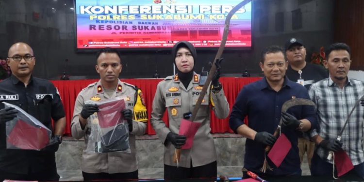 Kapolres Sukabumi Kota, AKBP Rita Suwadi, memperlihatkan barang bukti pada kasus pembacokan anggota polisi saat konferensi pers di Mapolres Sukabumi Kota, pada Selasa (24/9/2024).