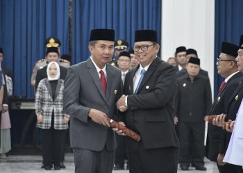Pj Gubernur Jawa Barat, Bey Machmudin, bersama Pj Wali Kota Sukabumi, Kusmana hartadji, usai menerima SK perpanjangan masa jabatan di Aula Barat, Gedung Sate, Bandung, pada Jumat (20/9/2024). Foto: Dokpim Kota Sukabumi.
