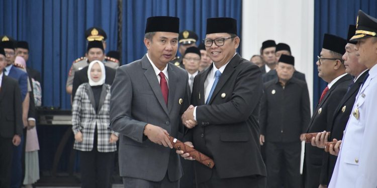 Pj Gubernur Jawa Barat, Bey Machmudin, bersama Pj Wali Kota Sukabumi, Kusmana hartadji, usai menerima SK perpanjangan masa jabatan di Aula Barat, Gedung Sate, Bandung, pada Jumat (20/9/2024). Foto: Dokpim Kota Sukabumi.
