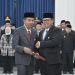 Pj Gubernur Jawa Barat, Bey Machmudin, bersama Pj Wali Kota Sukabumi, Kusmana hartadji, usai menerima SK perpanjangan masa jabatan di Aula Barat, Gedung Sate, Bandung, pada Jumat (20/9/2024). Foto: Dokpim Kota Sukabumi.