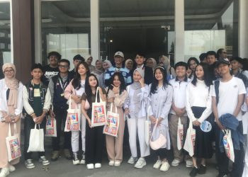 Bakal calon Wakil Wali Kota Sukabumi, Dida Sembada, bersama komunitas Merangkul Sukabumi, usai melaksanakan deklarasi dukungan terhadap pasangan Achmad Fahmi-Dida Sembada di Pilkada 2024. Foto: Istimewa.