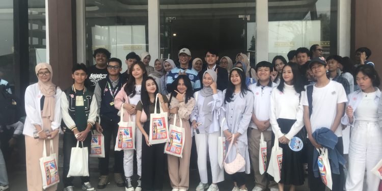 Bakal calon Wakil Wali Kota Sukabumi, Dida Sembada, bersama komunitas Merangkul Sukabumi, usai melaksanakan deklarasi dukungan terhadap pasangan Achmad Fahmi-Dida Sembada di Pilkada 2024. Foto: Istimewa.