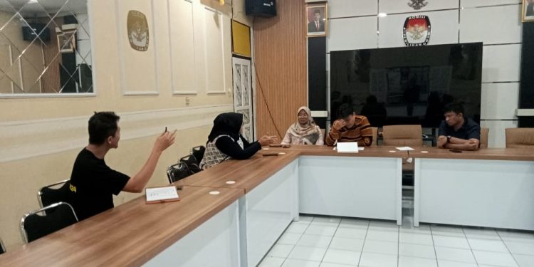 KPU Kota Sukabumi menggelar rapat pleno tertutup tentang penetapan bacalon menjadi paslon Wali Kota dan Wakil Wali Kota Sukabumi pada Pilkada 2024, yang digelar di ruang pertemuan KPU, pada Minggu (22/9/2024).