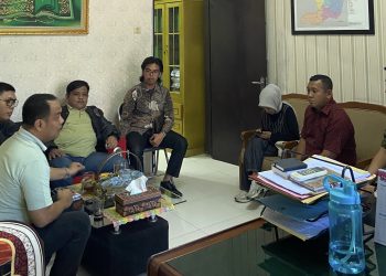 Kejari Kota Sukabumi mengadakan pertemuan antara Sapma PP dengan pihak pengacara terdakwa dan pengacara korban di kantor Kejari, pada Jumat (20/9/2024). Foto: Istimewa.
