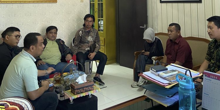 Kejari Kota Sukabumi mengadakan pertemuan antara Sapma PP dengan pihak pengacara terdakwa dan pengacara korban di kantor Kejari, pada Jumat (20/9/2024). Foto: Istimewa.