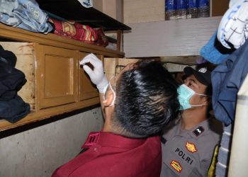 Personel gabungan saat melaksanakan razia kamar hunian warga binaan Lapas Kelas IIB Sukabumi, pada Kamis (26/9/2024) malam.
