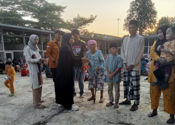 Pemilik objek wisata Bukit Sunset Hill melakukan kegiatan bakti sosial berupa santunan kepada ratusan anak yatim dan panti jompo serta janda di RW 11 dan RW 13, Kelurahan Karang Tengah, Kecamatan Gunungpuyuh, Kota Sukabumi, pada Selasa (17/92024).