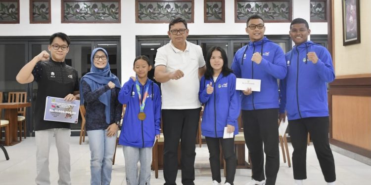 Pj Wali Kota Sukabumi, Kusmana Hartadji, apresiasi atlet yang mewakili kontingen Jawa Barat dalam ajang Peparnas XVII tahun 2024 di Kota Surakarta. Foto: Dokpim Kota Sukabumi.
