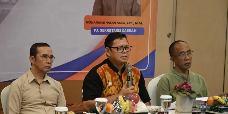 Pj Wali Kota Sukabumi, Kusmana Hartadji (tengah), menghadiri kegiatan Pertemuan Pengendalian dan Evaluasi Kinerja Pembangunan Daerah Triwulan III Tahun 2024. Foto: Dokpim Kota Sukabumi.