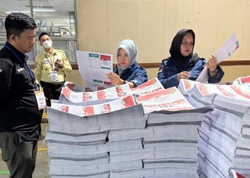 Ketua Bawaslu Kota Sukabumi, Yasti Yustia Asih, bersama Ketua KPU, Imam Sutrisno, secara langsung melakukan pengecekan surat suara untuk pelaksanaan Pilkada yang sudah dicetak, Sabtu (12/10/2024) kemarin. Foto: Humas Bawaslu Kota Sukabumi.