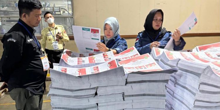 Ketua Bawaslu Kota Sukabumi, Yasti Yustia Asih, bersama Ketua KPU, Imam Sutrisno, secara langsung melakukan pengecekan surat suara untuk pelaksanaan Pilkada yang sudah dicetak, Sabtu (12/10/2024) kemarin. Foto: Humas Bawaslu Kota Sukabumi.
